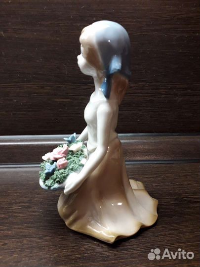 Фарфоровая фигурка девочки с цветами