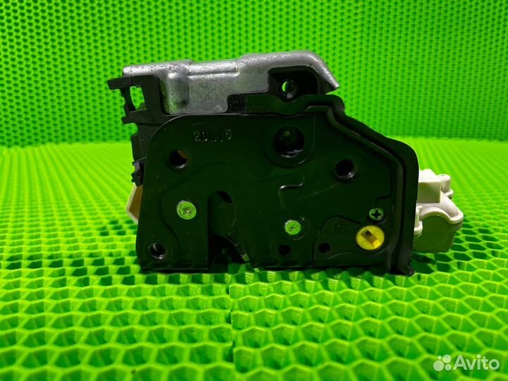 Замок двери задний левый Volkswagen Touareg FL