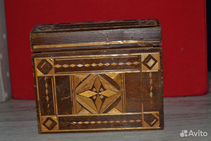 Деревянная шкатулка