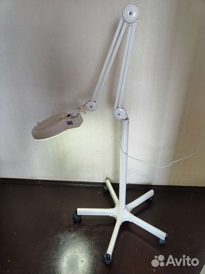 Лампа напольная с лупой