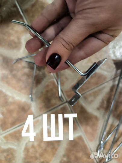 Кронштейн для одежды с креплением к стене. крючки