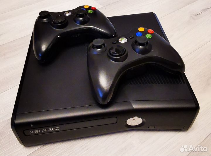 Xbox 360 Slim 1tb / прошит freeboot / 2 геймпада