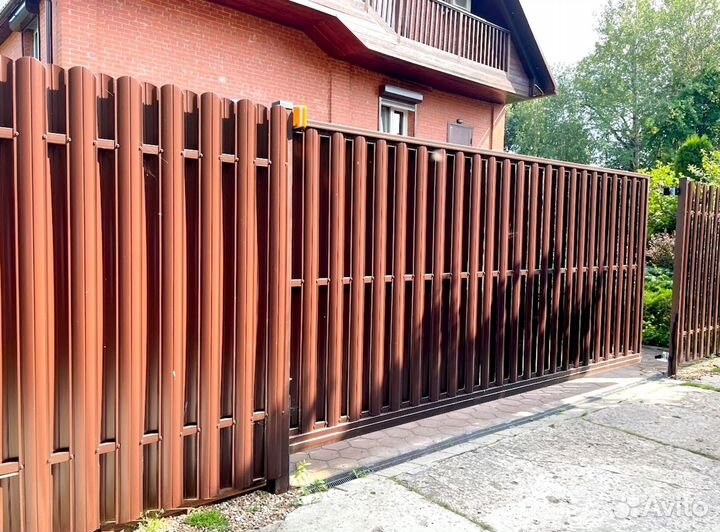 Забор из евроштакетника