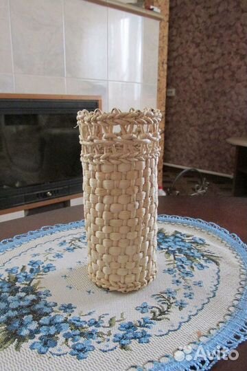 И плетеный чехол на бутылку, и ваза для сухоцветов