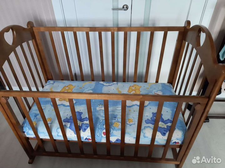 Детская кроватка с маятником
