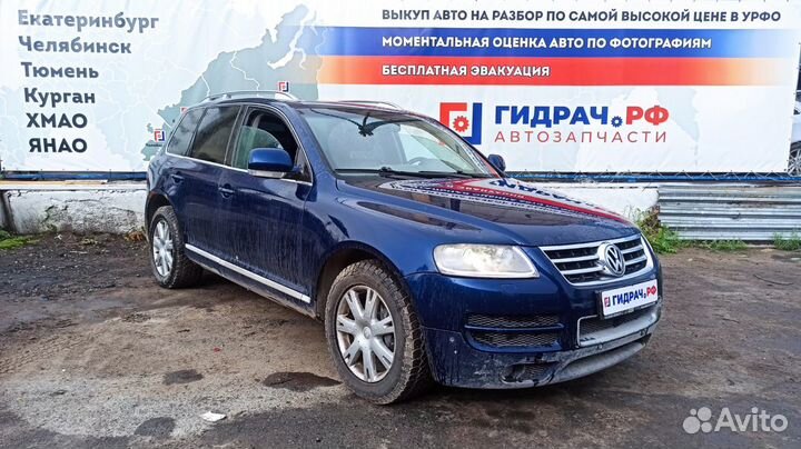 Кронштейн правый Volkswagen Touareg 7L0880676. На