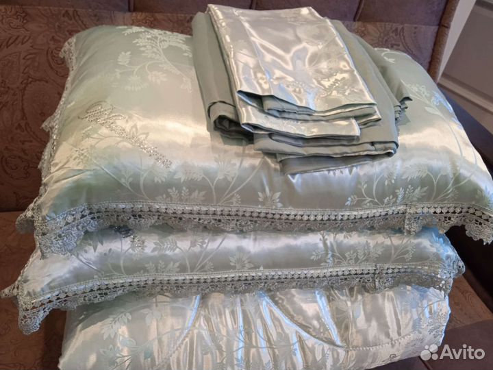 Одеяло, две подушки, 4 наволочки, простыня