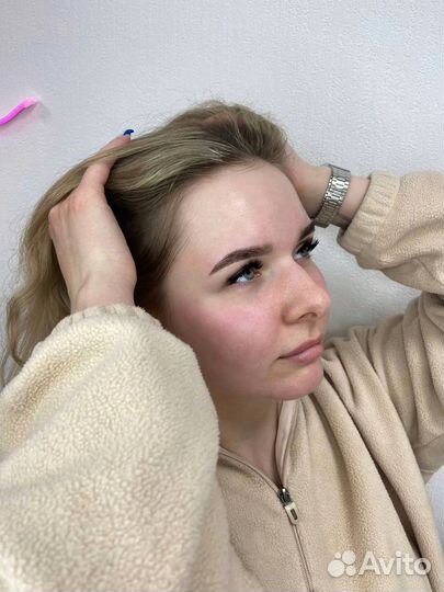 Модель на брови