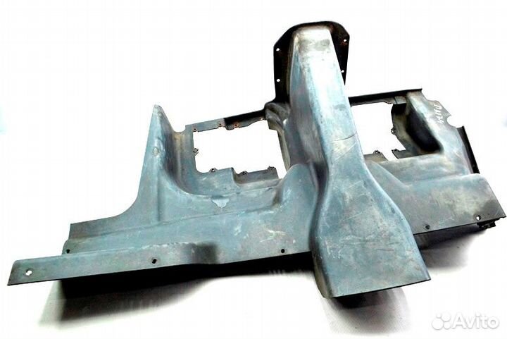 Пластиковая крышка торпеды у подножья водителя MAN