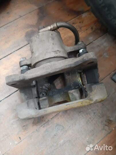 Суппорта передние на Toyota Caldina AZT246W