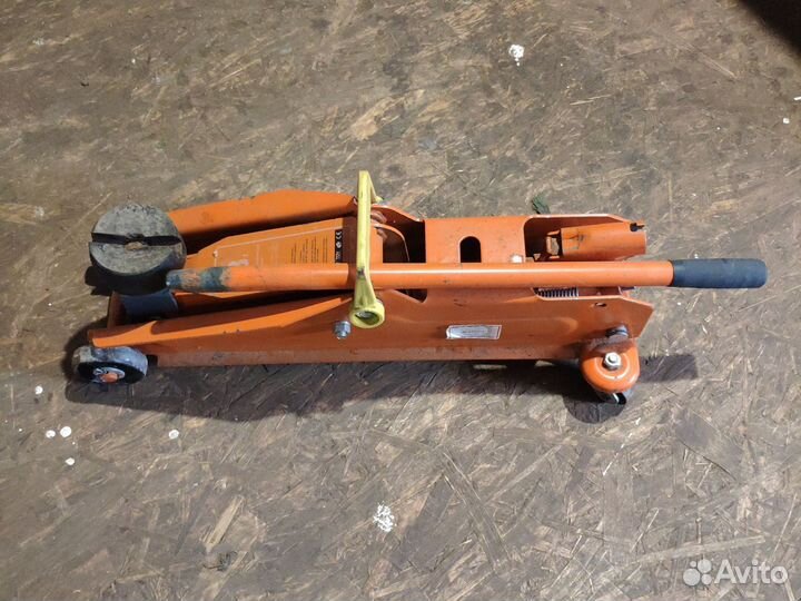 Подкатной гидравлический домкрат 3 тонны