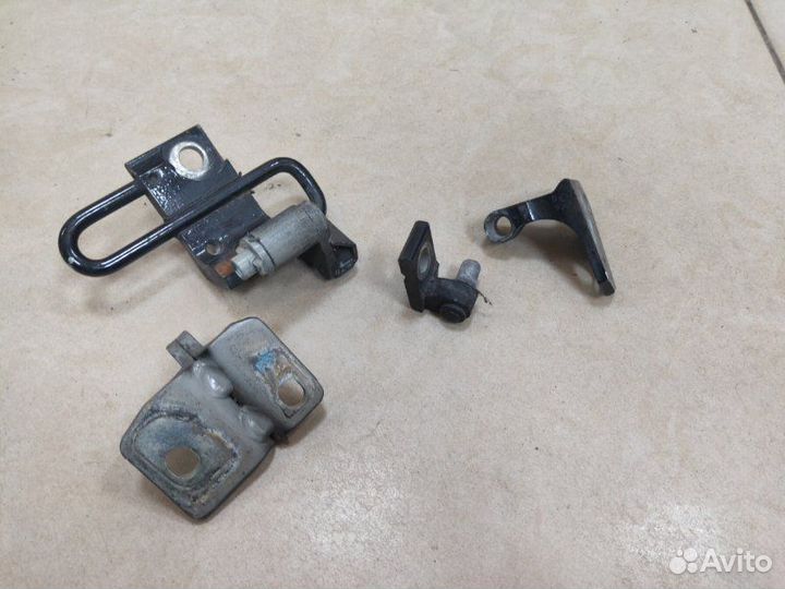 Петля двери передняя правая Volkswagen Passat B6