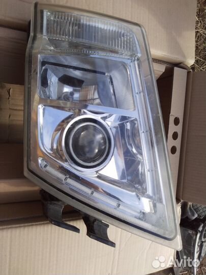 Фара правая Volvo FH 13 2008-13 ксенон