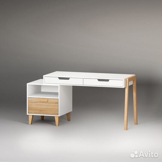 Стол письменный в детскую
