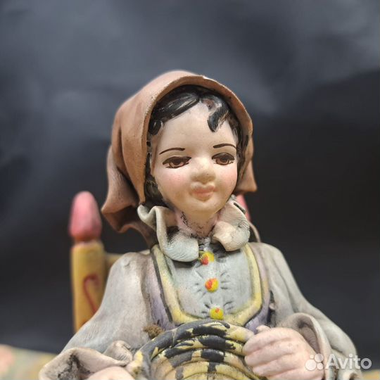 Фигурка девочки, автор Массидда, Италия