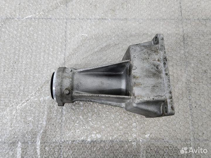 Опорный кронштейн привода BMW X5 X6 E70 E71