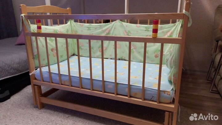 Детская кроватка с маятником