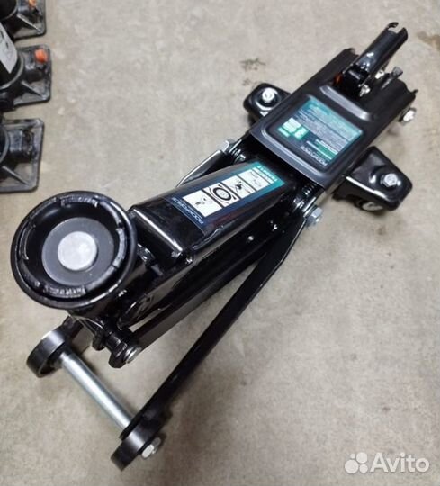 Домкрат подкатной 3т