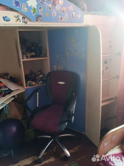 Детская кровать чердак со столом и шкафом 2 штуки