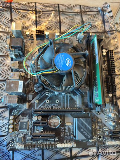 Материнская плата 1151v2 +i3 8100 + 8gb ddr4