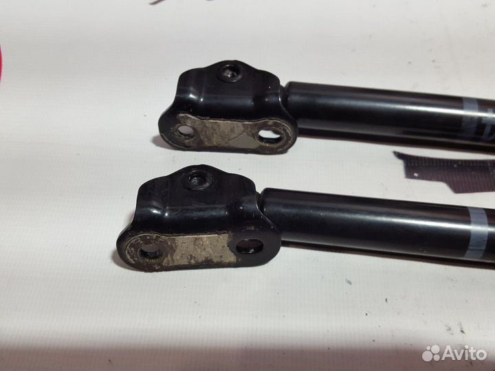 Амортизатор багажника Toyota Vitz NSP130 1NR-FE 20