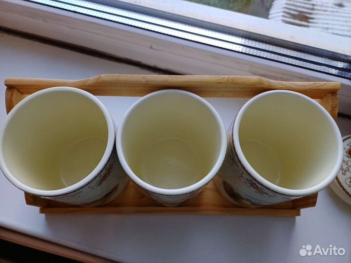 Набор керамических банок на деревянной подставке