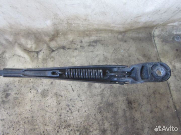 Поводок стеклоочистителя передний правый Skoda Fab