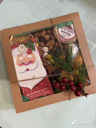 Подарок на Новый год / Коробка с орехами, мёдом