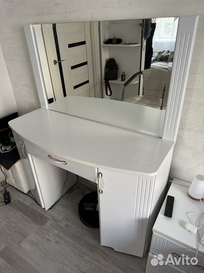 Гримерный столик с зеркалом