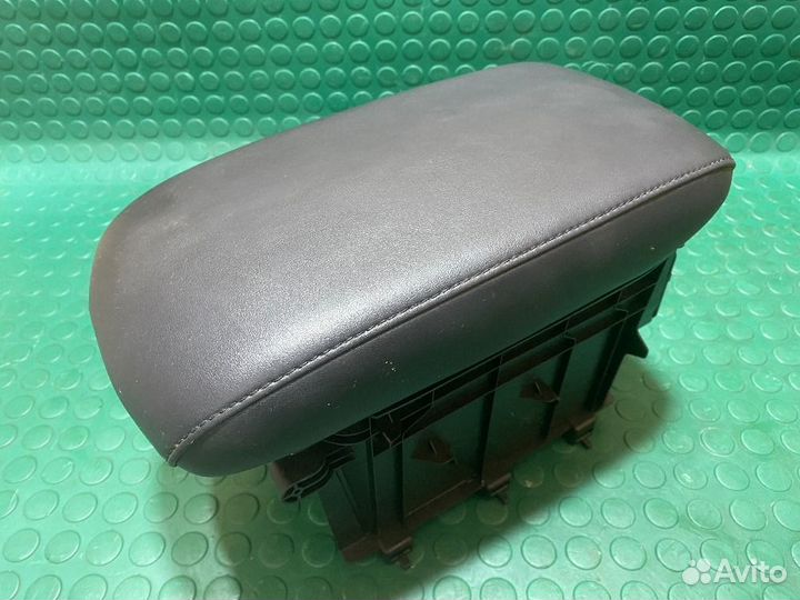 Подлокотник консоль Toyota RAV4 IV рестайлинг (2015—2019)