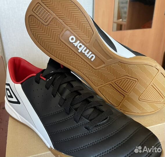 Футбольные бутсы для зала