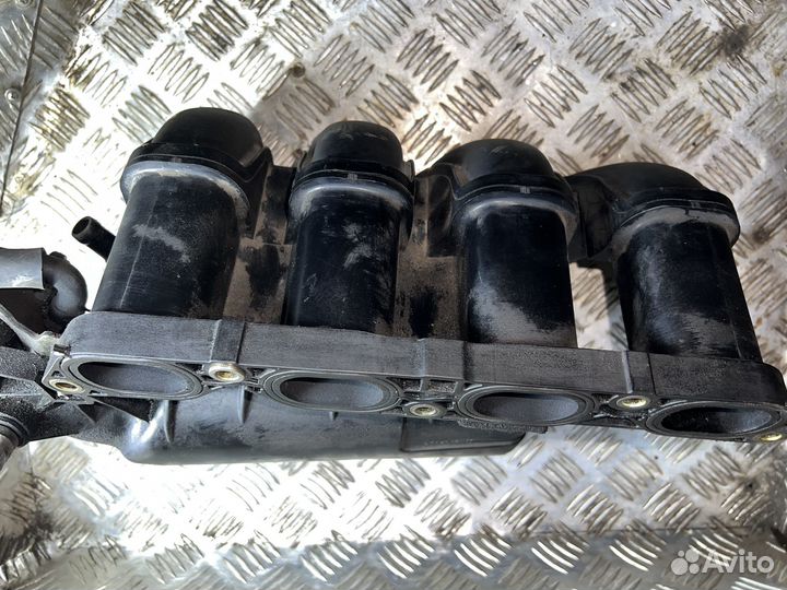 Впускной коллектор Toyota Avensis T220 1.8л 1zzfe