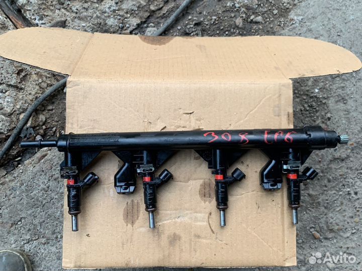 Пежо 308 топливная рампа с форсунками