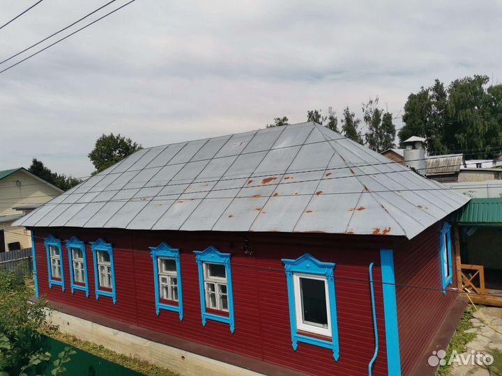 Покраска крыши дома