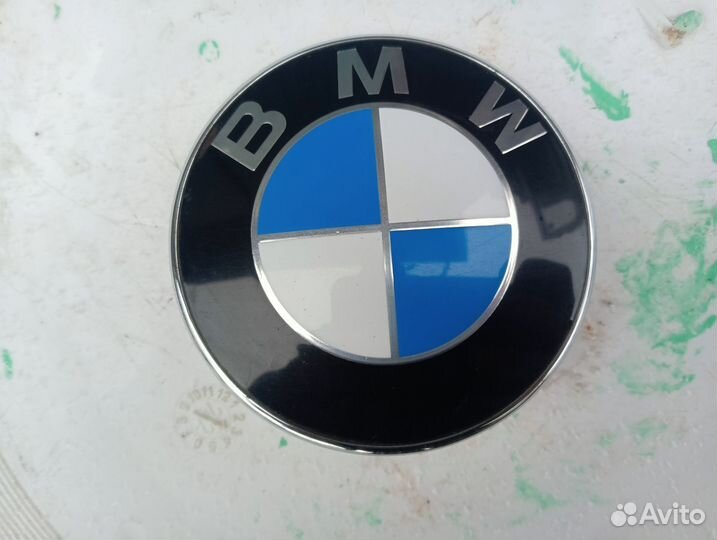 Значок (эмблема)капота BMW E32