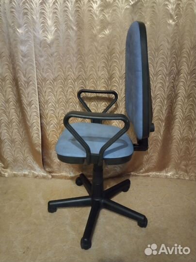Компьютерное, офисное кресло с подлокотниками