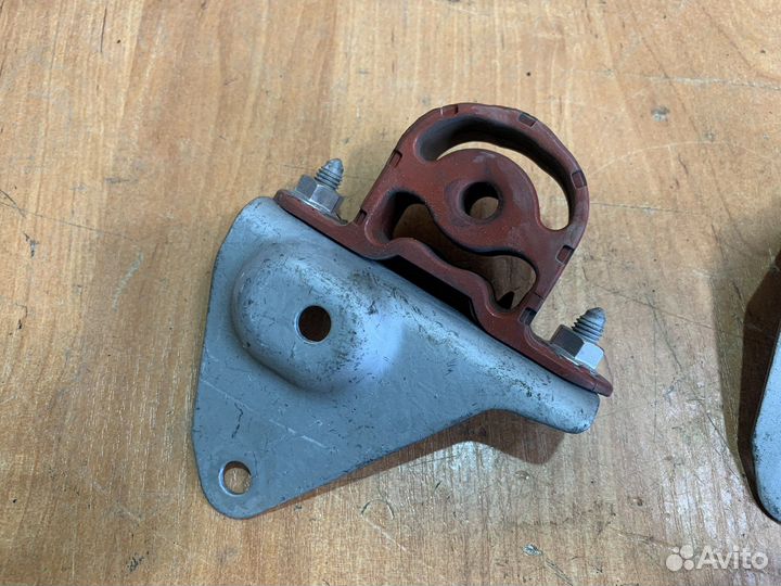 Кронштейн катализатора с подушкой n20 Bmw f10