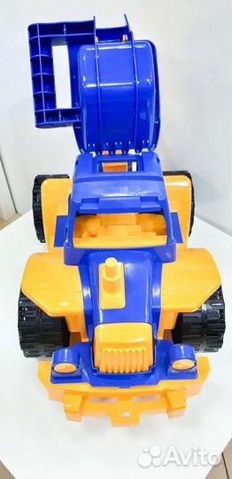 Большой трактор с ковшом