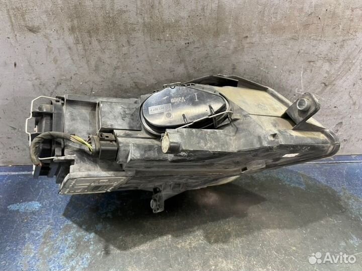 Фара ксенон левая Volkswagen Passat B6