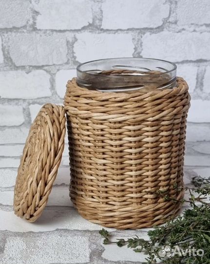 Оплетенная банка для хранения сухих трав