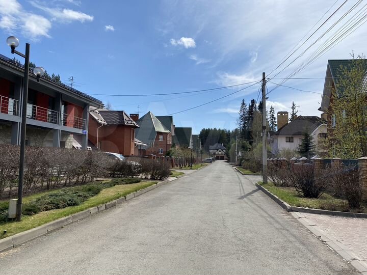 Коттедж 370 м² на участке 13 сот.