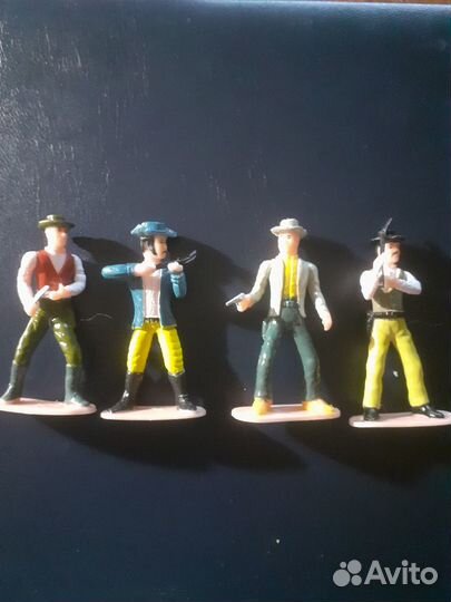 Киндер солдатики ковбои