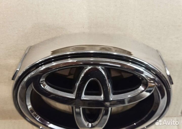 Эмблема решетки радиатора Камри 55 в сборе