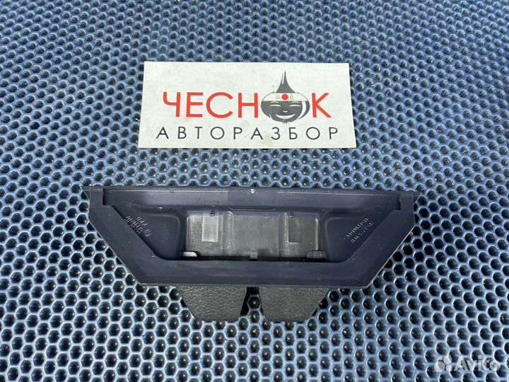 Кожух замка багажника накладка Touareg NF FL