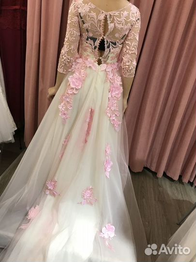 Новое пышное платье со шлейфом и цветами