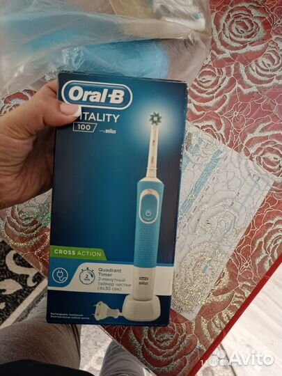 Электрическая зубная щетка oral b новая