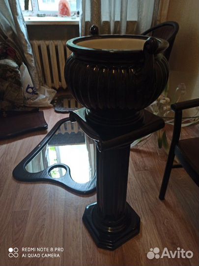 Чаша под цветок или фонтан на пьедестале