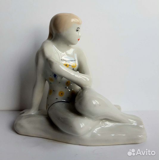 Фарфоровая статуэтка Сысерть. Девушка на пляже