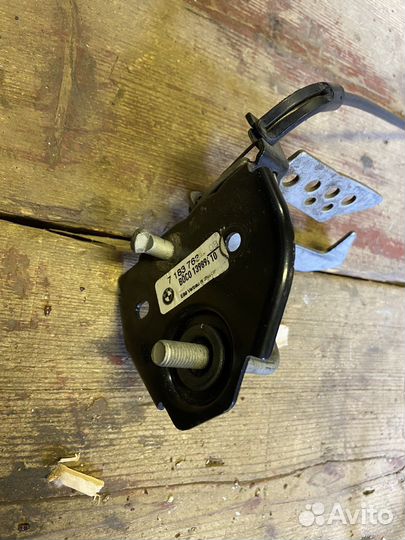 Крюк капота bmw f10 в сборе