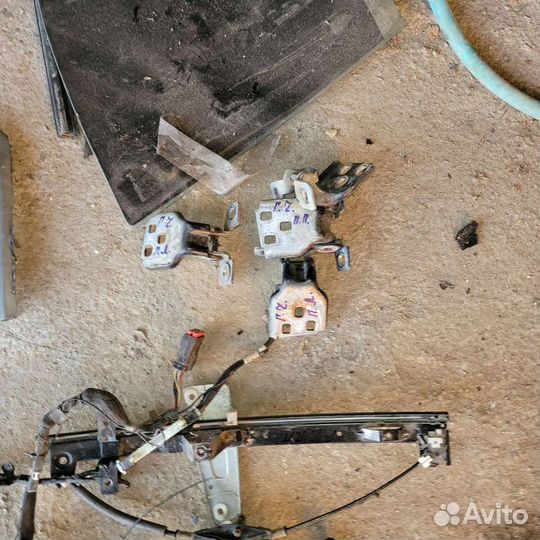 Петли передней двери на jeep гранд чероки